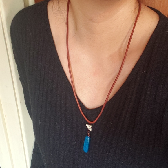 Blue Crackled Agate x Seashell Leather Necklace - Picture 5 of 5